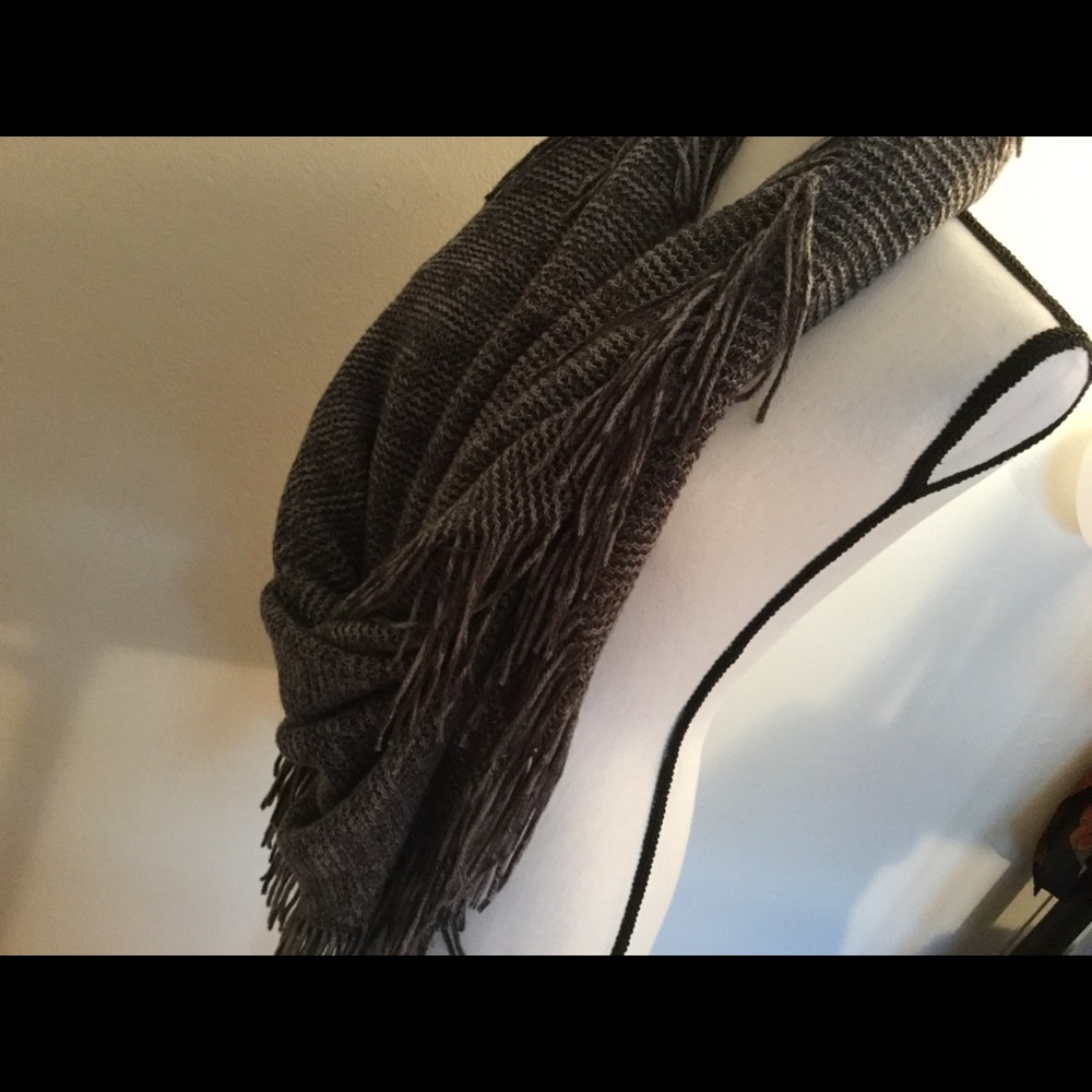 Infinity scarf in shades of Gray with fringe - Picture 1 of 5